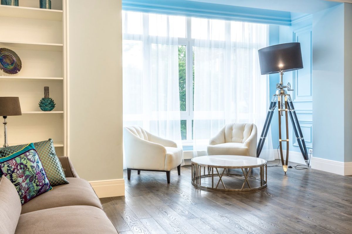 Stoliki i konsole designerskie – małe meble, które zmieniają charakter całego wnętrza