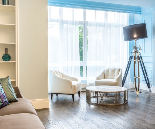 Stoliki i konsole designerskie – małe meble, które zmieniają charakter całego wnętrza