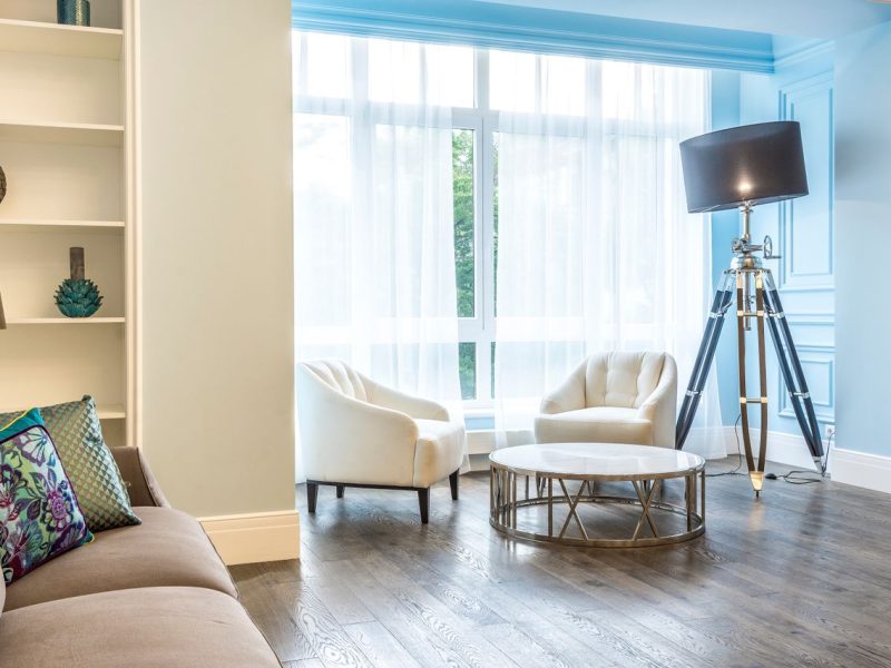 Stoliki i konsole designerskie – małe meble, które zmieniają charakter całego wnętrza